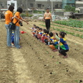 2012,10,18 09:58 G10 小農夫準備種菜囉。