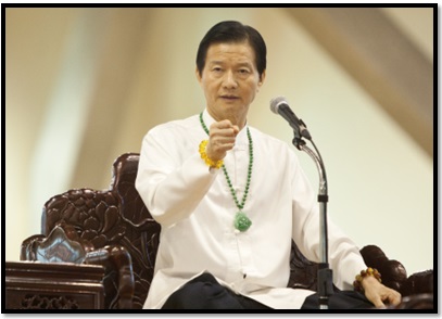 國立體育大學球類系劉又睿師兄將獎項恭呈 師父後, 師父慈悲為劉又睿師兄灌頂加持 國立體育大學球類系劉又睿師兄將獎項恭呈 師父後, 師父慈悲為劉又睿師兄灌頂加持