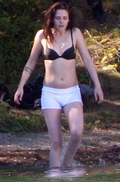 「暮光女」克莉絲汀史都華爆肥,不只肚子變大、腰變粗,當天還疑似穿著男用內褲,被網友毒舌狠譏。(圖/翻攝自《每日郵報》)