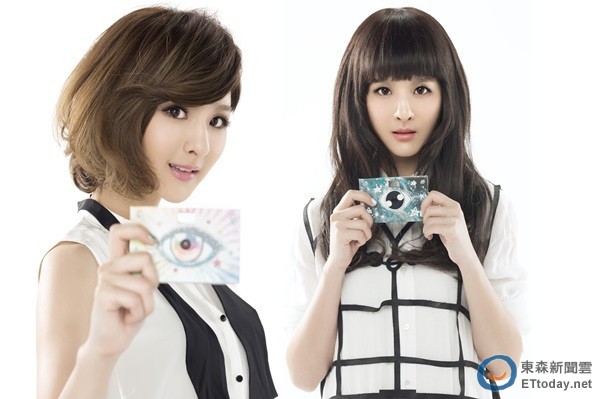 郭靜大喊好愛「分身」(右)長假髮。(圖/福茂)