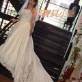 第一套婚紗造型美麗的裙擺
就是愛他的群擺!!!很像桌巾哈哈我老公說的...
放在桌上很美喔!!ORZ