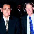 他們得獎英國劍橋大學學者戈登（右）與日本京都大學教授山中伸彌共同獲得今年諾貝爾醫學獎。圖為兩人二○○八年一起在東京出席研討會。（路透）
http://city.udn.com/64583/4878389