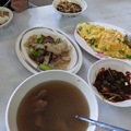 牛肉湯100，獷肉飯吃到飽。炒菜一流。五菜四牛肉湯人$750，超級便宜。(比牛狀元好吃)