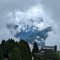 雲霧裊繞，中空見山。